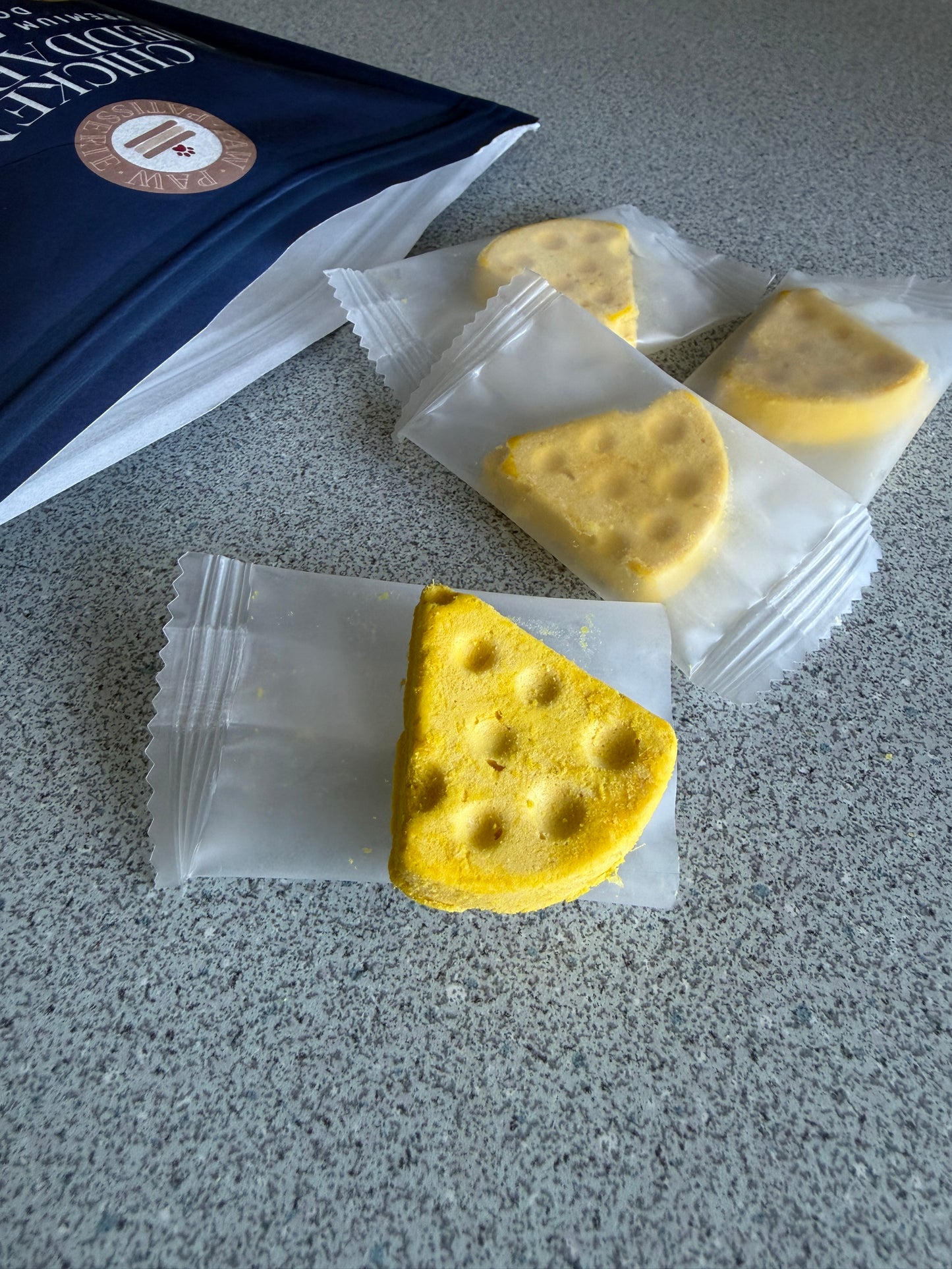 [Dog Treats] Freeze Dried Chicken & Cheddar Slices - 2.6 oz